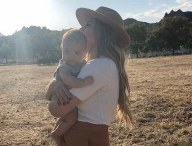 Δείτε ποια διάσημη τραγουδίστρια πίνει σαμπάνια την ώρα που θηλάζει το μωρό της (φωτο)